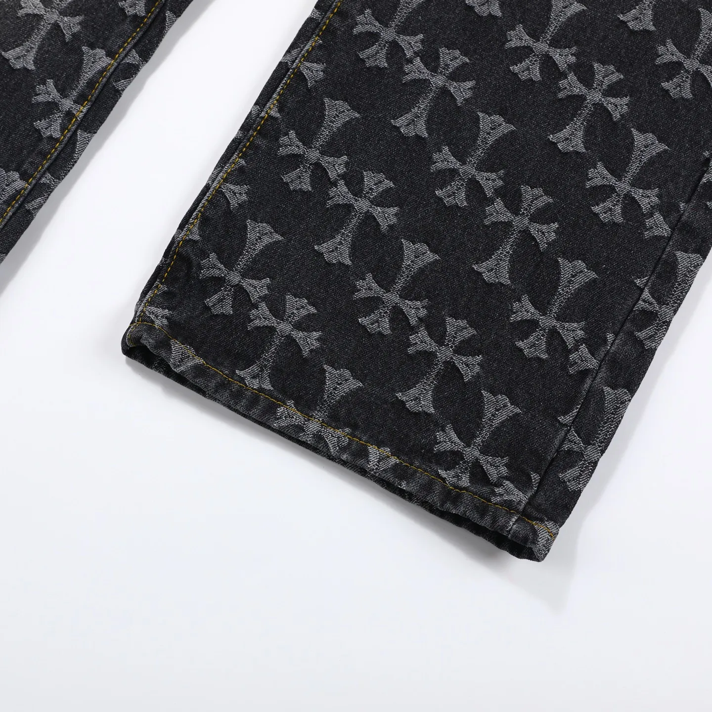 P240 Style No.: H587 Chrome Hearts double-sided full-logo jacquard dark pattern heavy-duty full-print cross jeans. The same style as the Internet celebrity star's cross-printed denim jacket. The unique cross design elements and all-over printing are full of design. It is made of 100% denim cotton fabric with heavy coarse yarn count, which ensures a stiff and tough silhouette while being soft, comfortable and breathable. The lapel is designed with silver buttons and is full of texture. The classic white cross logo is all over the dress, making it a perfect versatile style for spring and summer! Customized jacquard fabric, you can wear it in various styles. This gender-neutral shirt is a must-have for nightclubs. It can be worn as a jacket for both men and women. It can be easily worn by both men and women! The original loose version is made of high-quality pure cotton fabrics. The fabric pattern is high-definition and delicate without burrs. It is comfortable and breathable to wear. All the buttons are molded and customized. It is casual and fashionable and can be matched with any bottoms. It can be windproof and sunproof in spring and summer. It can be worn outside in autumn and winter! Easily concave shape makes you look slimmer and taller, perfect for both men and women! Customized main label, accessories, fully washable, whole body wiring, quality control, no heads!   Size: 28-30-32-34-36 Color: black